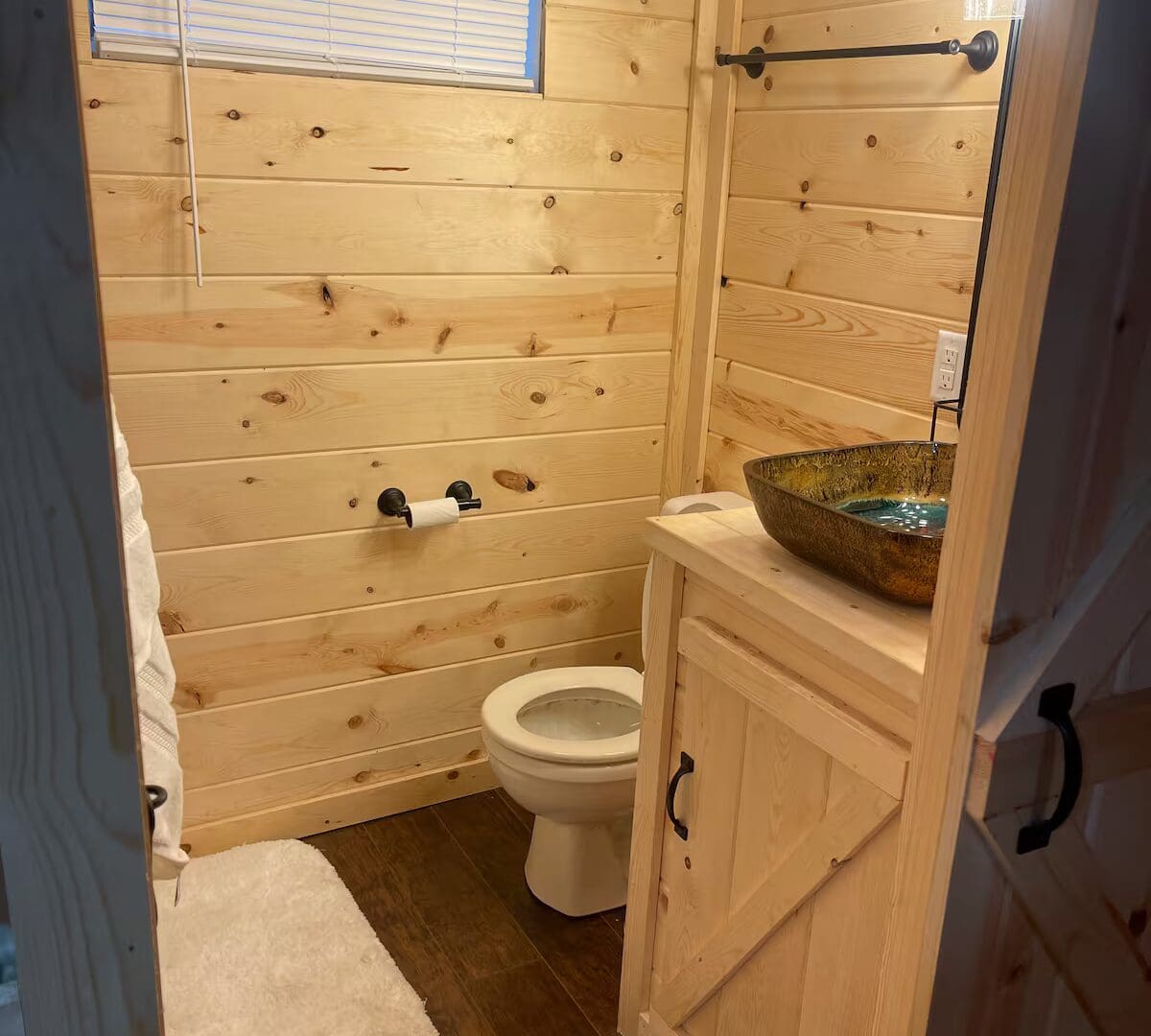 Photo of The Streamer Cabin in Norfork Arkansas offered by HighMountainRentals.comPhotos of The Streamer Cabin in Norfork Arkansas offered by HighMountainRentals.com of The Streamer Cabin in Norfork Arkansas offered by HighMountainRentals.com